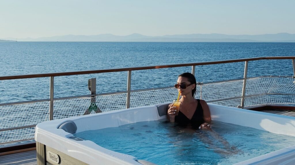 CATALEYA sun deck jacuzzi