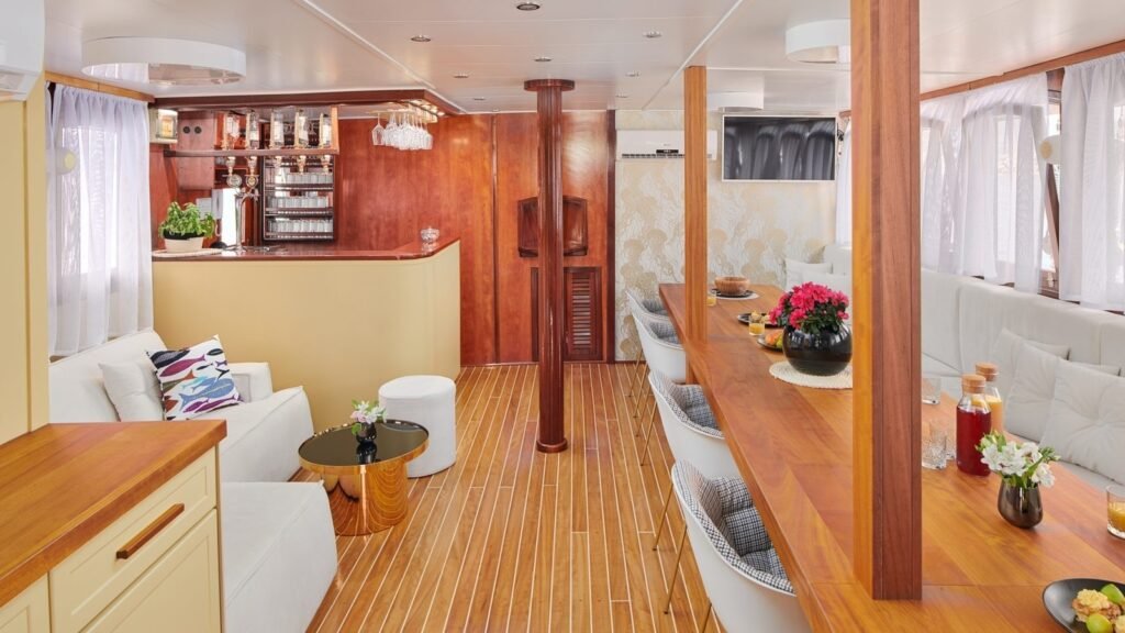 CATALEYA main saloon