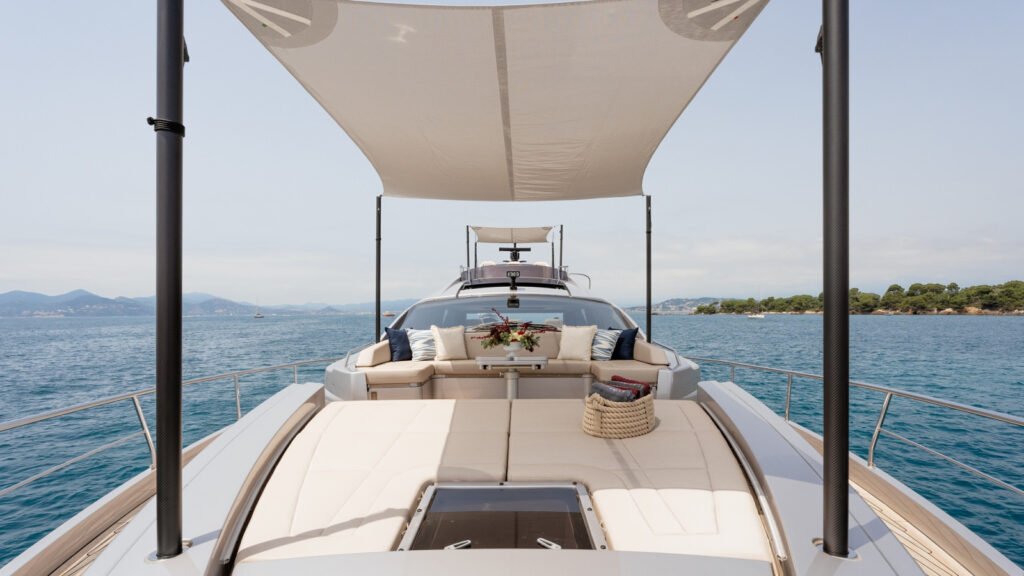 CHERRY bow terrace under bimini