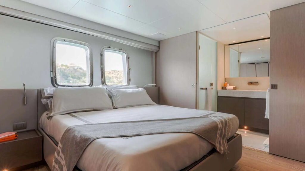 COOL Sanlorenzo 37m motor yacht VIP cabin