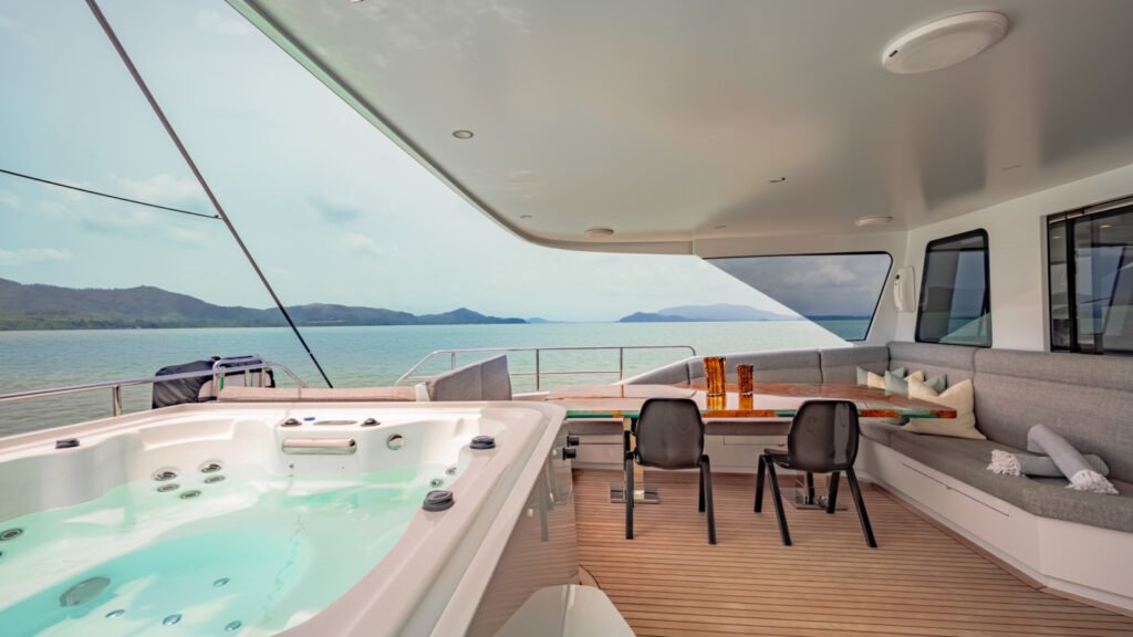 CRAZY LOVE deck jacuzzi
