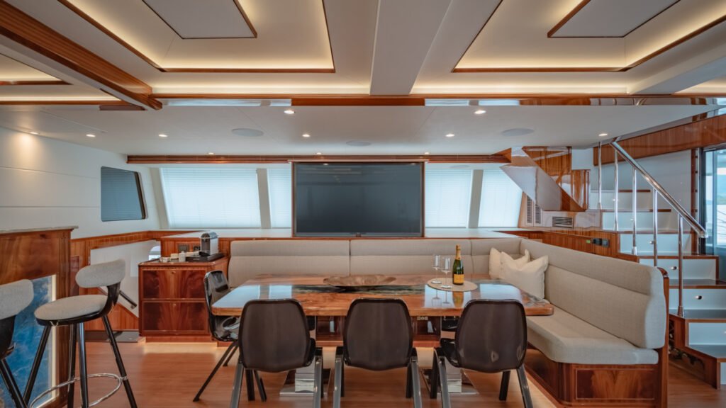 CRAZY LOVE interior dining