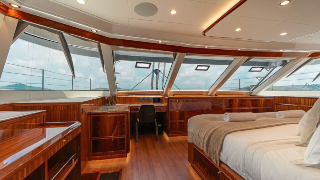CRAZY LOVE master suite