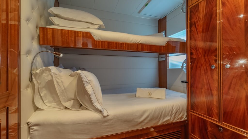 CRAZY LOVE bunk cabin