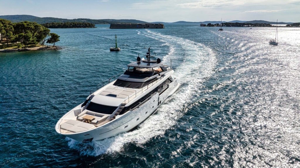 DESTINO cruising aerial