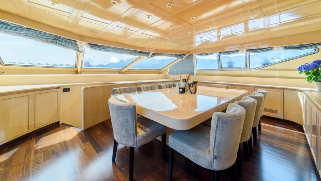 DISCO VOLANTE dining room