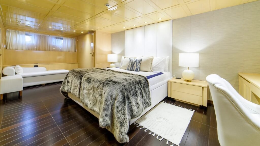 DISCO VOLANTE master suite