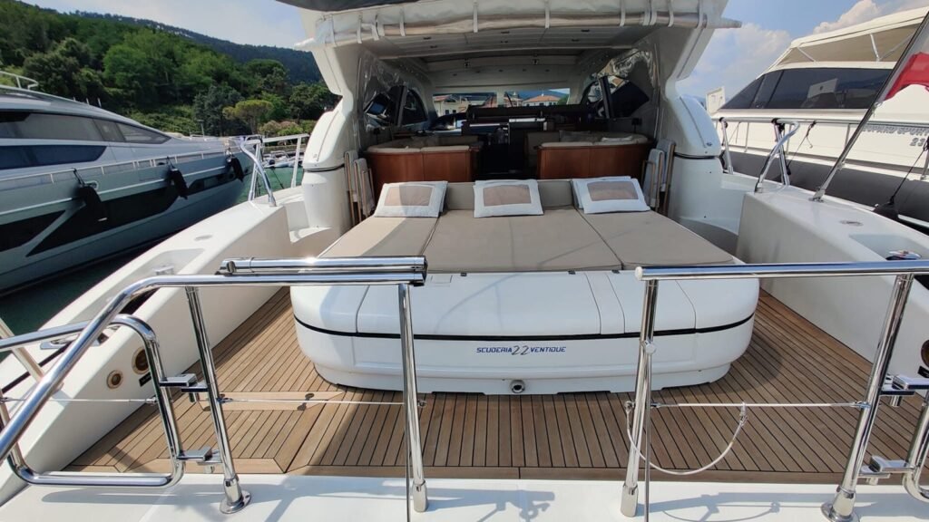 ELTON II aft sun pads