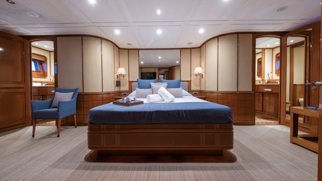FONERS master stateroom