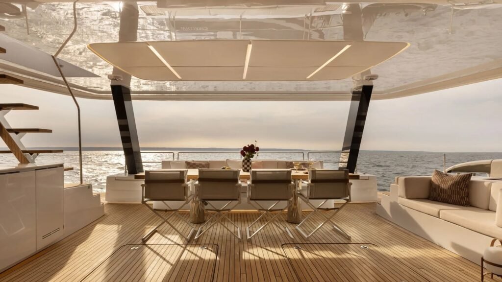 GIGI aft cockpit dining