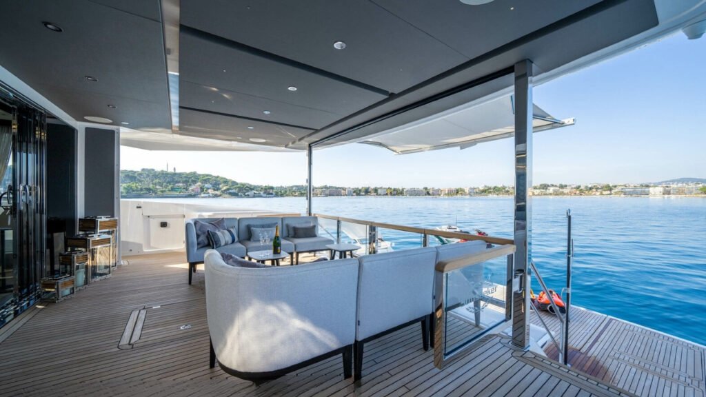 GLASAX aft deck lounge