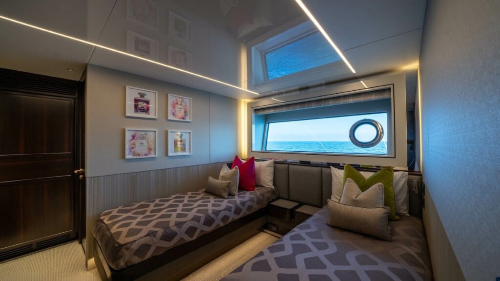 GLASAX twin cabin