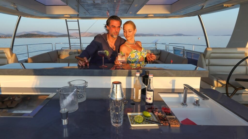 HONEYBIRD flybridge sun deck