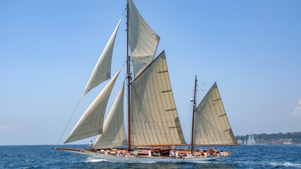 JAVELIN classic yacht under sail