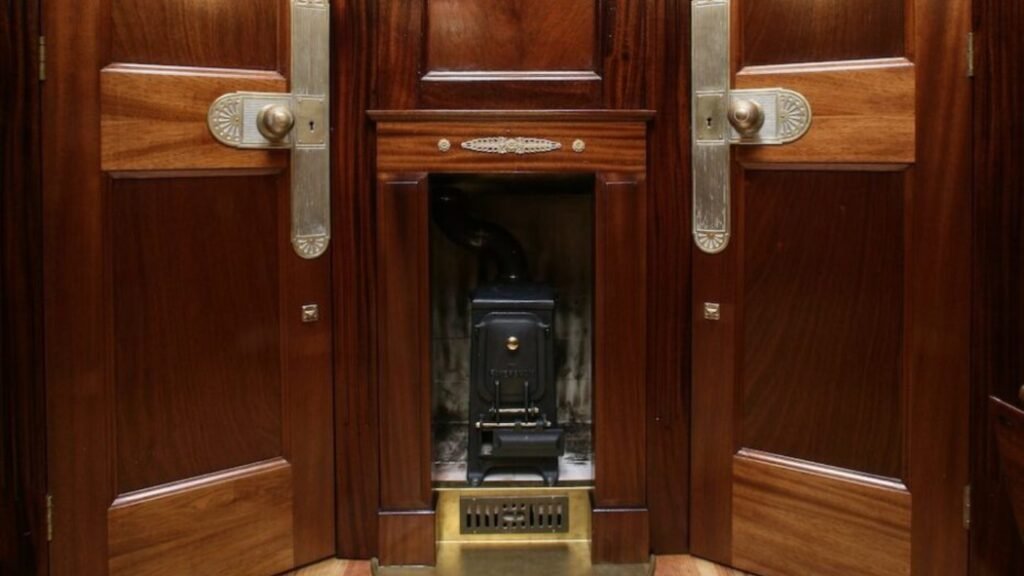 JAVELIN saloon