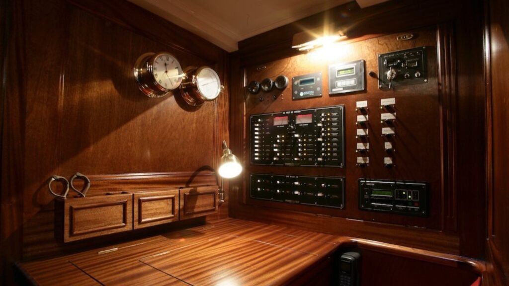 JAVELIN navigation station