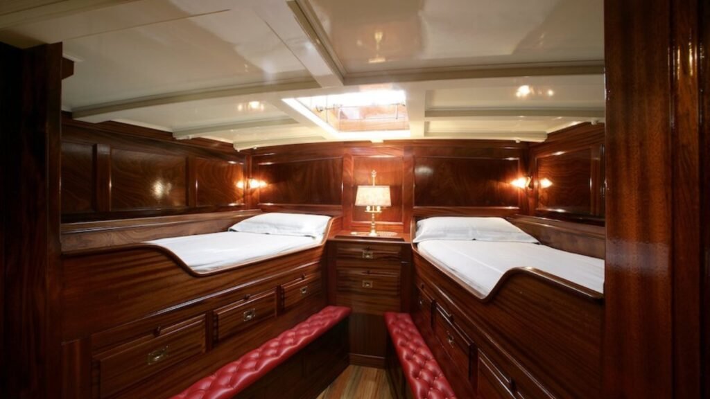 JAVELIN guest cabin with double bed