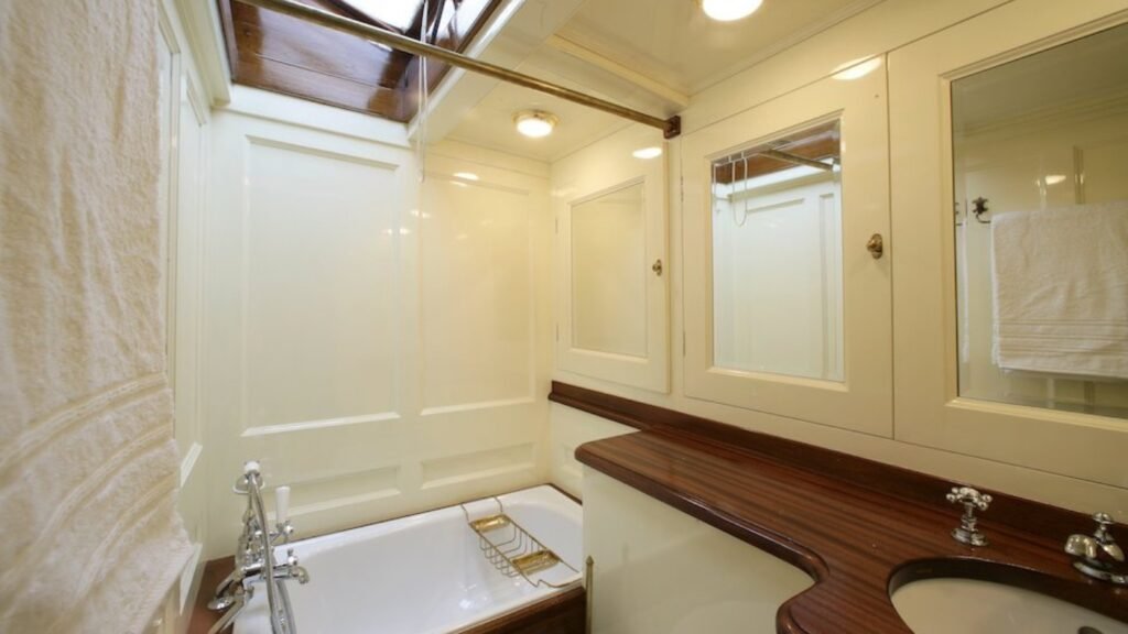 JAVELIN washroom