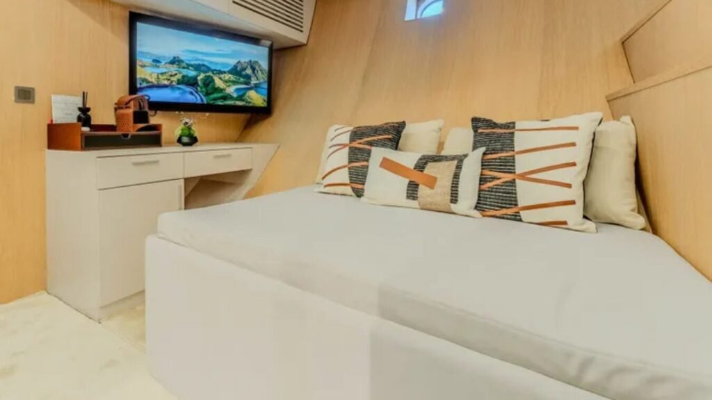KAYRA charter yacht