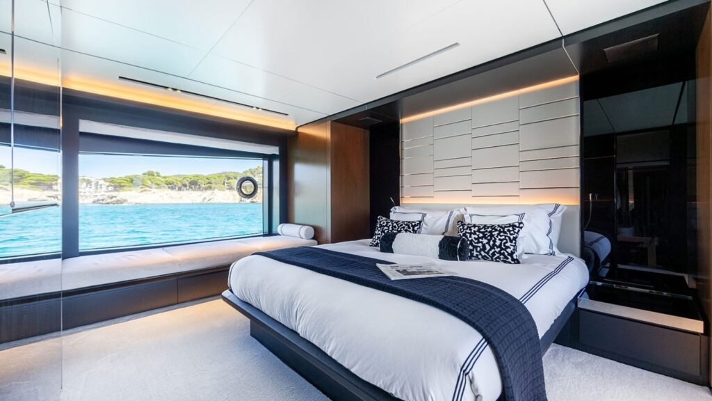 LEMON NOT LIME master cabin