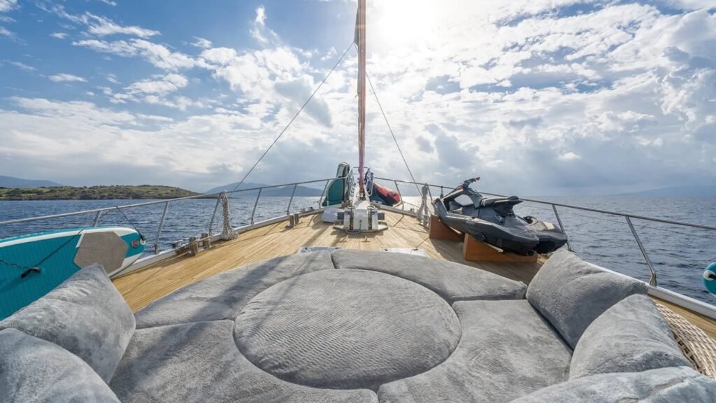 LUCKY YOU foredeck day bed
