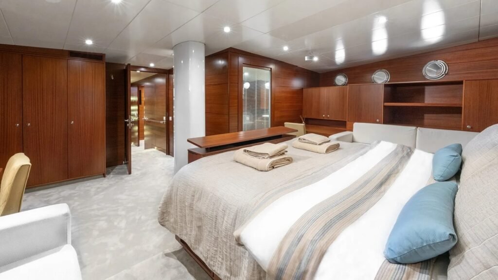 LUCKY YOU master suite