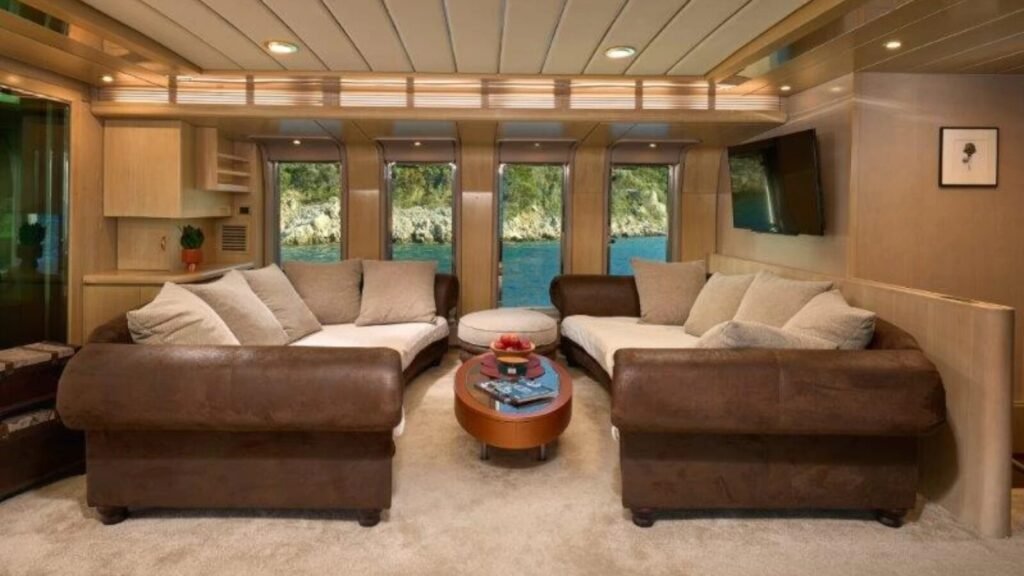 MARSHALL main salon lounge