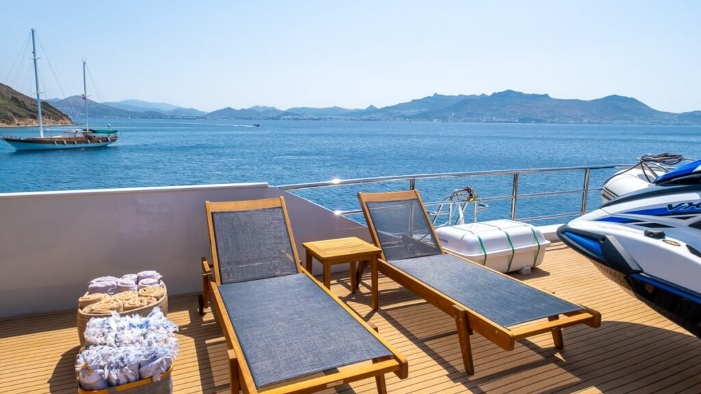 MERVE sun deck sun beds