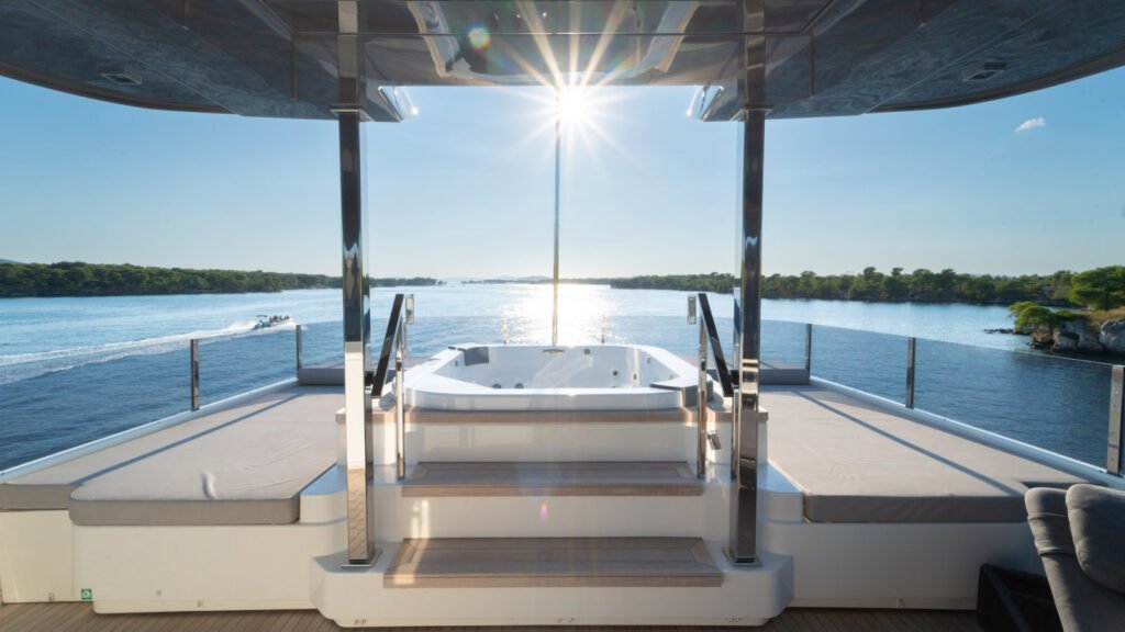 SK Custom Line Sun Deck Jacuzzi