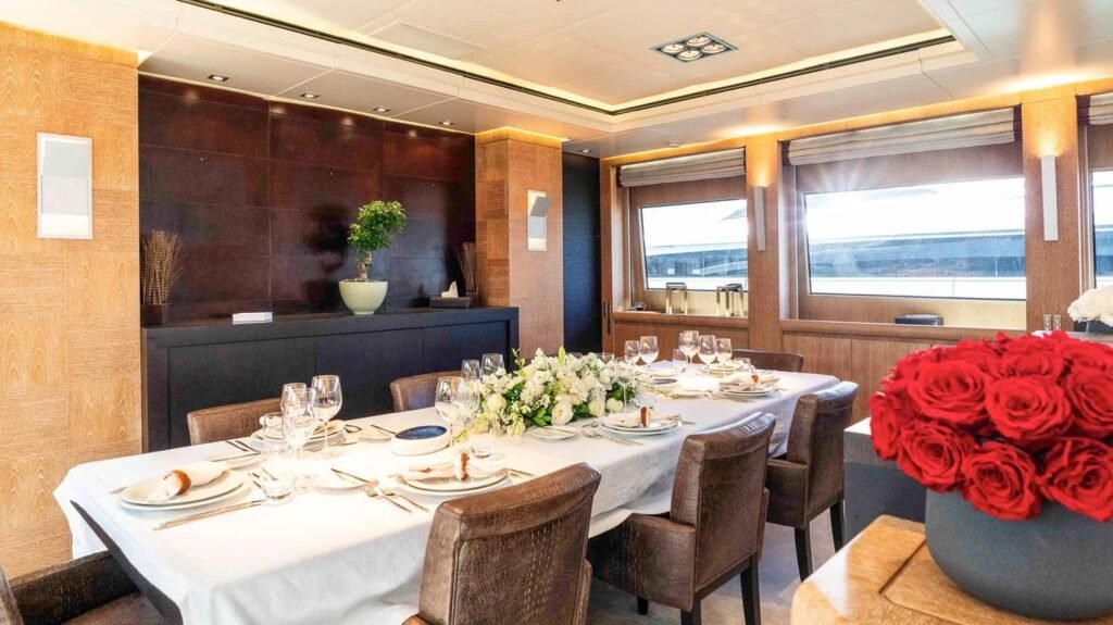 NINO main salon dining