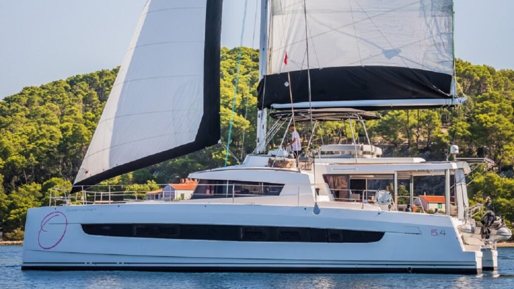 OCEAN LOUNGE under sail