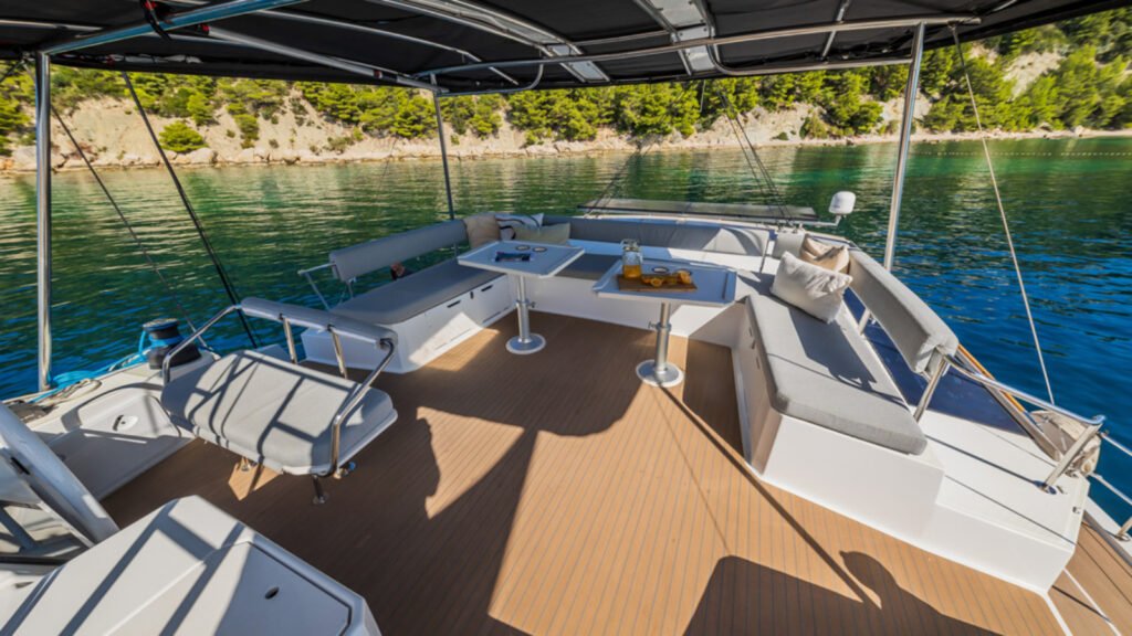 OCEAN LOUNGE flybridge sun deck