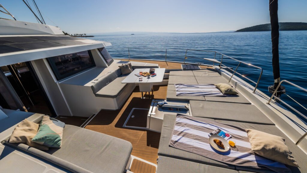 OCEAN LOUNGE foredeck lounge