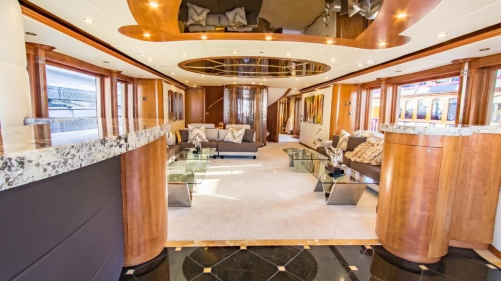 CABERNET Main Saloon