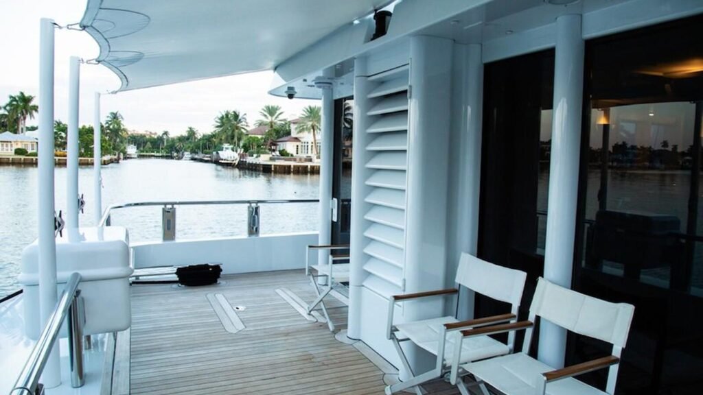 HIGHLINE Aft Deck