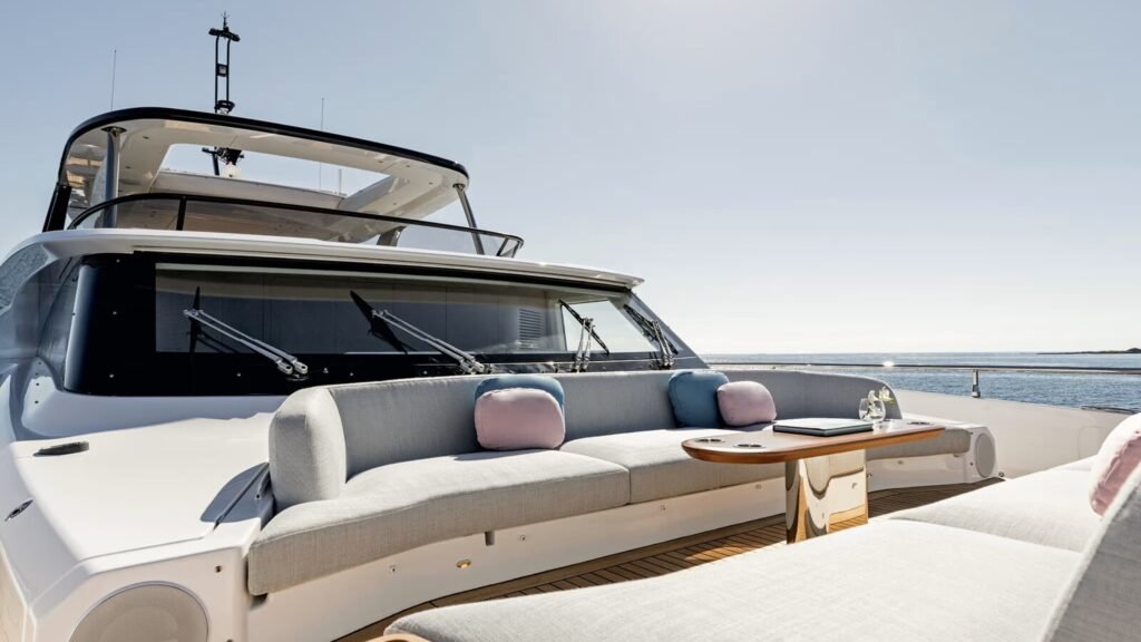 VIVA II Foredeck Lounge