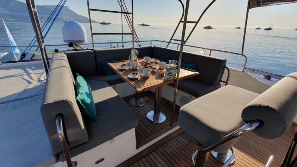 SUNNYACHT Cockpit Dining