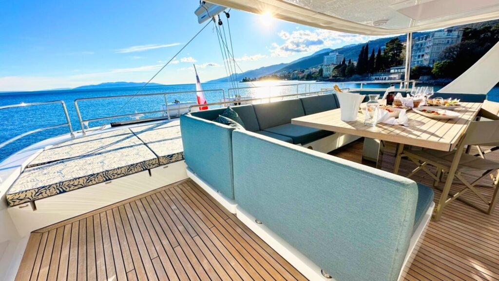 NALA ONE Flybridge Dining