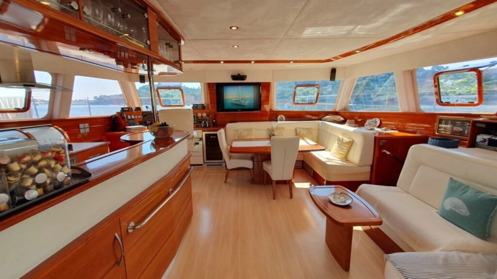 SUNNYACHT Main Saloon