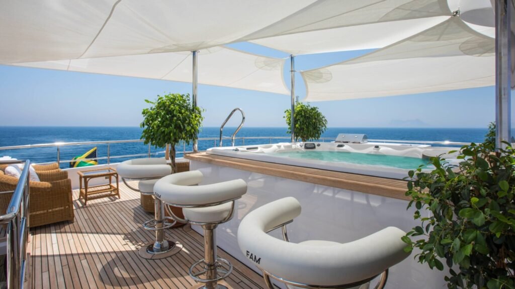 GRACE Sun Deck Jacuzzi