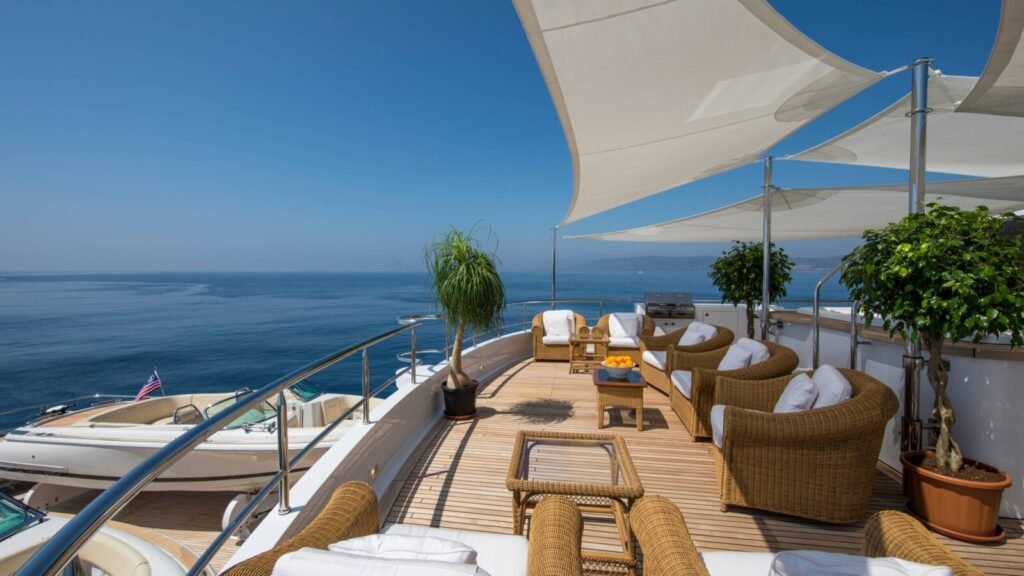 GRACE Sun Deck Lounge