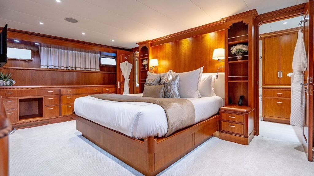 SILVER SEAS Master Suite
