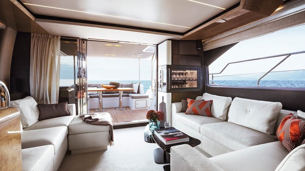 MOZZ Saloon Aft
