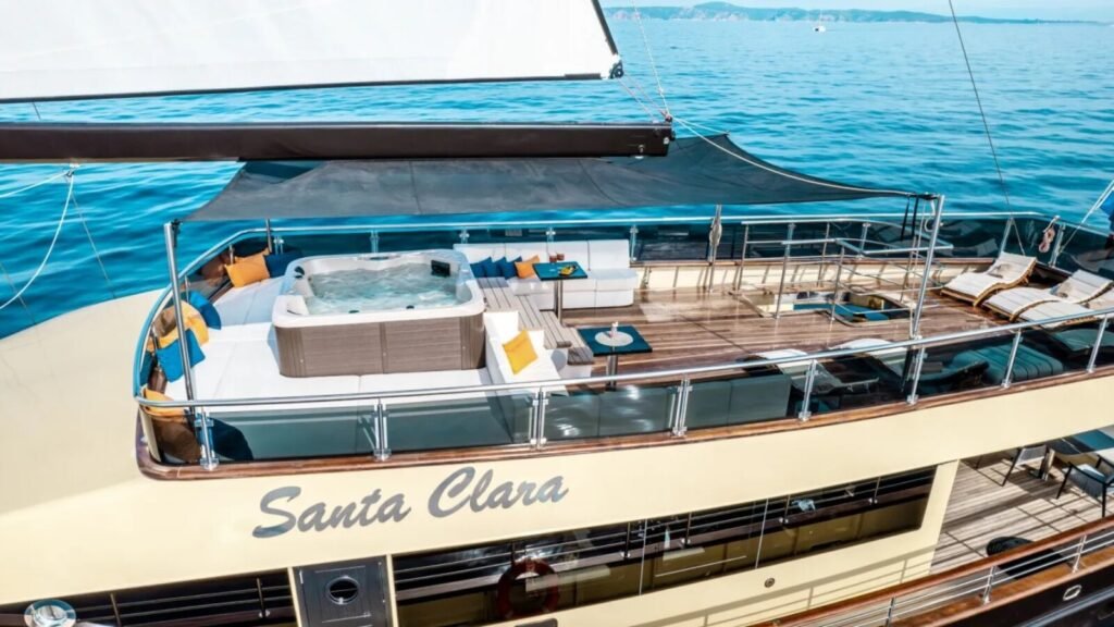 SANTA CLARA Sun Deck Jacuzzi