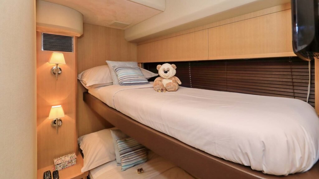 SPICE OF LIFE II Bunk Cabin