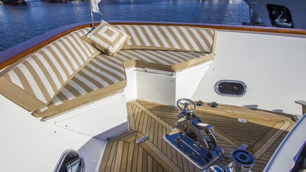LIMITLESS Foredeck
