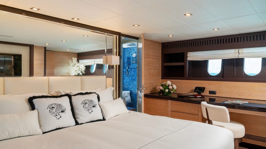 MANU V Double Cabin