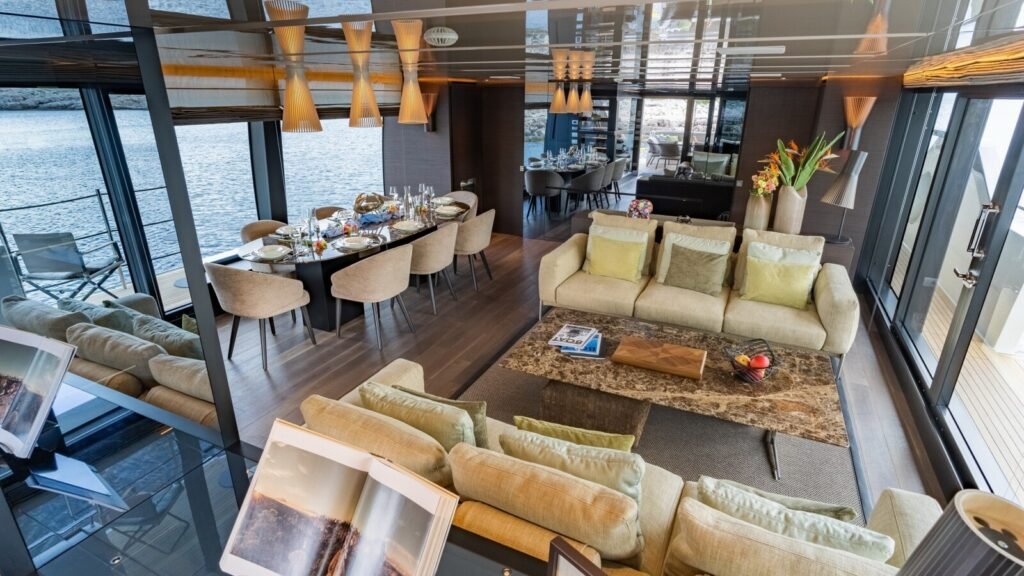 NOOR II Main Salon