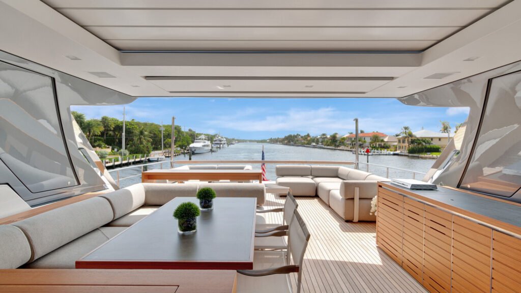 MON CHATEAU Sun Deck
