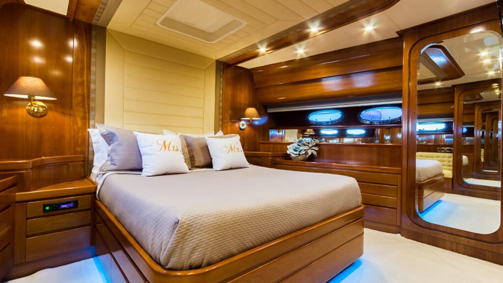 AMORAKI Master Cabin